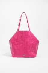 Bolso shopper grande Bimba Y Lola de piel vacuna roja con grabado efecto cocodrilo, doble asa de hombro y logo metálico frontal.