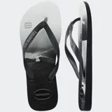 Ojotas Havaianas con base blanca y celeste con estampado de olas. Tiras blancas con diseño en relieve y logo de la marca.