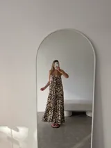 Vestido largo de tirantes finos con escote en V, estampado animal print de leopardo en tonos marrones y beige.