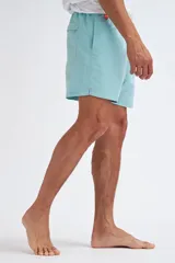Short de baño celeste con cordón de ajuste en color naranja.