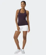 Musculosa Fabletics Tech+ Racerback azul marino con diseño de espalda deportiva, confeccionada en tejido ligero y elástico que absorbe el sudor.