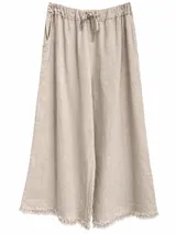 Pantalón ancho color beige de lino, con cintura elástica fruncida y cordón ajustable. Presenta botamangas amplias con detalles de flecos.
