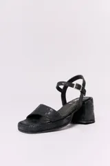 Sandalias negras de cuero con plataforma delantera y taco cuadrado.