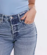 Pantalón de jean corte recto con cintura con trabillas, cierre de botón y cremallera, y bolsillos funcionales en frente y espalda.
