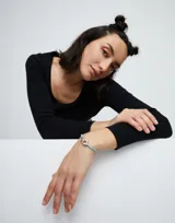 Pulsera de cuero trenzado color celeste con cierre de mosquetón entrelazado bañado en plata.