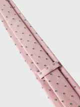 Corbata Boss de seda con diseño de microestampado de puntos oscuros sobre fondo rosado texturizado.