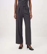 Pantalón sastrero wide leg color marrón, con diseño de perneras amplias, tiro alto y pinzas delanteras.