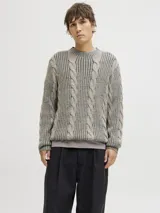Sweater de punto con manga larga, cuello redondo y fit relajado. Presenta un diseño con textura acanalada y trenzas verticales, con puños y cuello acanalados.