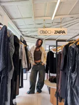 Jean de corte wide leg con tiro medio, confeccionado en denim de tono azul lavado con efecto desgastado.