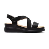 Sandalias negras con plataforma de taco corrido, tiras anchas cruzadas sobre el empeine y tira trasera con ajuste de velcro.