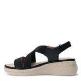 Sandalias de plataforma con tiras cruzadas elásticas y tira frontal con textura geométrica. Cuenta con ajuste de velcro en el talón y suela ergonómica.