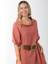 Vestido italiano largo color ladrillo, de lino 100%, con cuello tipo buche, mangas cortas y apliques de broderie en los hombros. Tiene tajos laterales.