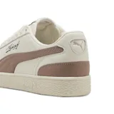 Championes Puma Majesty de estilo urbano, color beige con detalles en rosa viejo. Presentan el logo de la marca en el lateral y la palabra Majesty en cursiva.