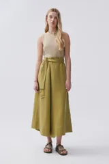 Pantalón palazzo blanco de lino con lazo en la cintura.