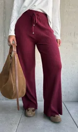 Pantalón de punto acanalado color bordó, con corte amplio y cintura elástica con cordón ajustable.