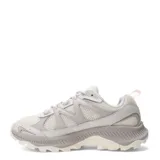Championes de running Merrell modelo Tempo Exp, color beige con detalles en gris claro. Presentan una estructura de malla transpirable con refuerzos sintéticos, cordones al tono y una suela robusta con relieve para mayor tracción.