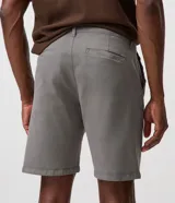 Bermuda masculina de sarga color beige con corte recto, bolsillos funcionales y trabillas para cinturón.
