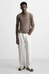 Sandalia abierta color crudo, fabricada en piel con acabado serraje. Presenta dos tiras anchas cruzadas en el empeine y plantilla con horma anatómica.