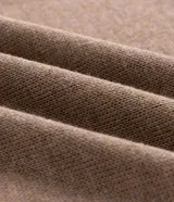Remera Marfinno de manga corta y cuello redondo, de color tostado, confeccionada en tejido de punto con mezcla de poliéster, elastano y poliamida. Cuenta con un bolsillo frontal aplicado en el pecho con diseño geométrico en color blanco.