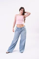 Musculosa halter color blanco, confeccionada en algodón elastizado premium, de corte ajustado al cuerpo y escote cerrado.