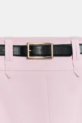 Falda midi tubo de color rosado con abertura frontal en el bajo y cierre lateral con cremallera oculta. Incluye un cinturón negro con hebilla dorada.