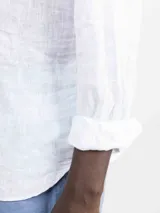 Camisa de hombre marca El Ganso, confeccionada en lino, de corte regular fit, cuello italiano, manga larga con puños simples y logo bordado en el pecho.