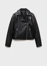 Chaqueta de diseño biker en efecto piel color negro, con solapas con muesca, cierre cruzado con cremallera y bolsillos laterales con cremallera.