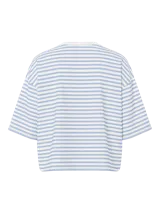 Remera de manga corta con diseño boxy, con estampado de rayas horizontales en color celeste y blanco.