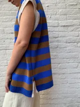 Chaleco sin mangas con cuello polo, tejido a rayas horizontales color azul y marrón.