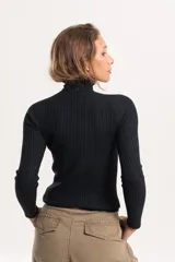 Media polera de tejido morley, de corte ajustado al cuerpo, manga larga y cuello alto.