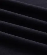 Pijama corto para hombre confeccionado en felpa de modal color negro, compuesto por una remera de manga corta y cuello redondo, y una bermuda de corte cómodo con ajuste elástico.