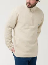 Buzo de hombre con diseño acolchado de rombos, cuello alto con cierre de broches y manga larga. Presenta un parche decorativo en el pecho y bolsillos frontales.