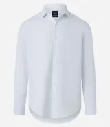 Camisa de manga larga marca Marfinno, confeccionada en tejido dobby de algodón con textura de rayas finas. Presenta cuello inglés y cierre frontal abotonado.