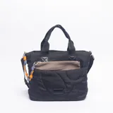 Cartera tipo bolso de mano color negro con diseño acolchado de formas redondeadas. Cuenta con doble asa superior, un bolsillo frontal con cierre y un detalle decorativo de cuerda trenzada en color naranja y azul en uno de los laterales.