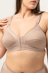 Soutien reductor clásico reforzado prendido adelante, sin aro. Breteles anchos acolchados regulables. Ganchos reforzados. Confeccionado con tela que contiene fibra LYCRA
