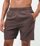 Bermuda deportiva Get Over para hombre, en color marrón, con cintura elástica, cordón de ajuste y bolsillos con cierre. Cuenta con tecnología Laser Cut en los laterales para mayor transpirabilidad.