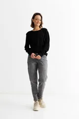 Sweater de punto fino en color gris con acabado metalizado, de corte recto, cuello redondo y manga larga.