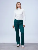 Pantalón negro de pierna ancha, marca Dictionary, confeccionado en tejido elastizado. Presenta pretina con pasadores, botón y cierre. Delantera con bolsillos y trasera con bolsillos simulados.