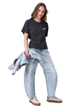 Remera de algodón negro con calce amplio, manga corta y estampa con el logo de Caterpillar en el pecho.