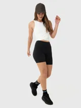 Top crop deportivo color blanco, con diseño cruzado en el frente, cuello redondo y detalle de abertura en uno de los hombros. Incluye peto incorporado.