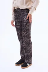 Pantalón de corte recto y tiro alto, confeccionado en material con acabado engomado o efecto cuero, en color negro. Presenta diseño de cinco bolsillos y cierre frontal con botón y cremallera.