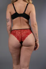 Bombacha de bikini negra con laterales de puntilla roja, de tiro alto y fundillo de algodón.