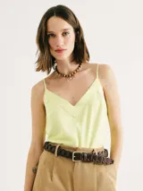 Musculosa de mujer color verde lima, con escote en V pronunciado y tirantes finos.