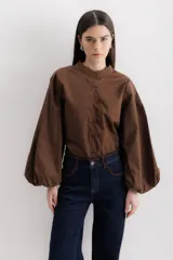 Camisa color borgoña de algodón con elastano, cuello mao y mangas largas abullonadas.