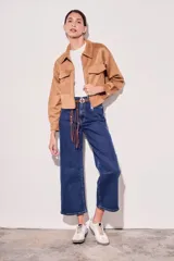 Pantalón de jean azul oscuro, de corte recto y tiro alto.