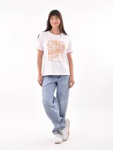 Remera color beige con estampa de texto 'Seaside Florida USA' y dibujo de coral en color lila.