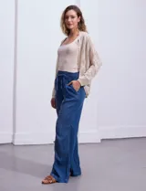 Cárdigan tejido color beige, marca Joseph A, de mangas largas y calado con motivos florales.