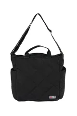 Bolso tipo shopper negro con diseño acolchado en forma de rombos. Cuenta con doble asa fija, correa regulable extraíble, bolsillos laterales y un bolsillo trasero con cierre. Incluye un pequeño aplique decorativo en el frente.