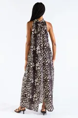 Vestido largo con cuello halter y estampado animal print combinado de leopardo y cebra en tonos negro y beige, confeccionado en mezcla de viscosa y poliamida con diseño fluido y espalda descubierta.