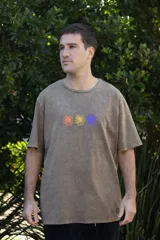 Remera negra de algodón con cuello redondo y mangas cortas. Estampado frontal con tres flores de colores.